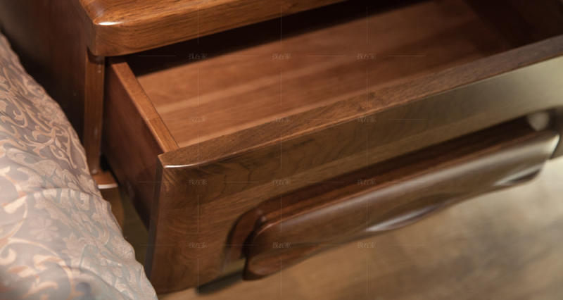 现代实木风格木语床头柜（样品特惠）的家具详细介绍