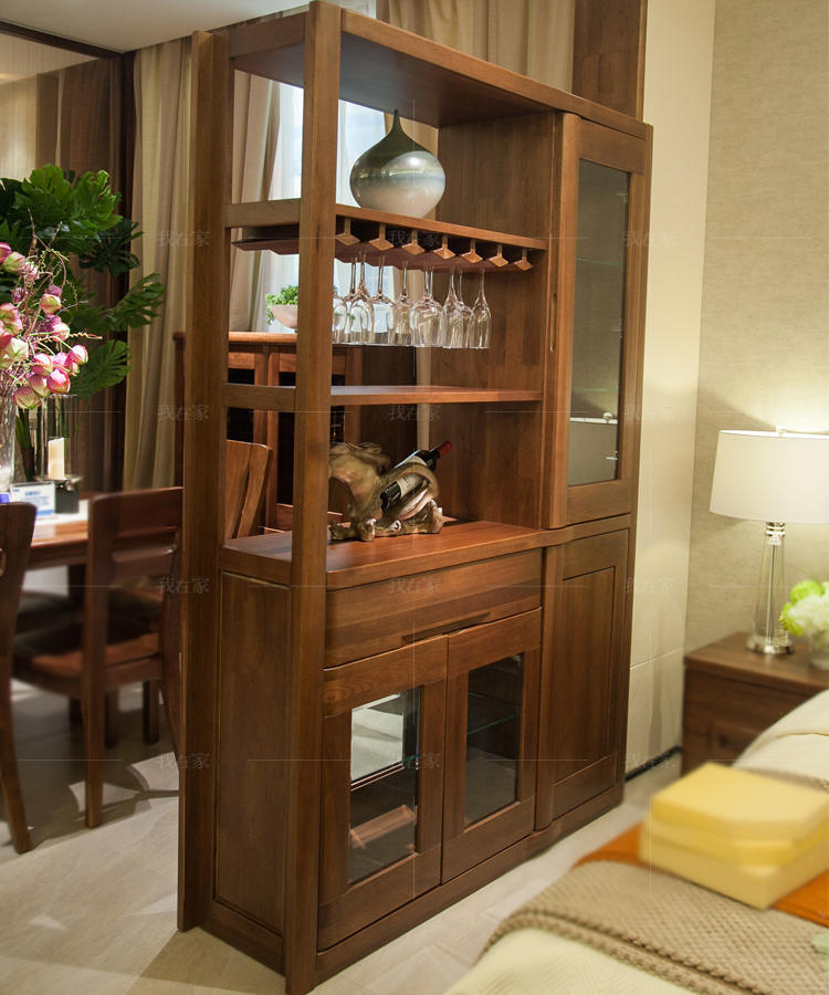 现代实木风格客厅实木间厅柜的家具详细介绍